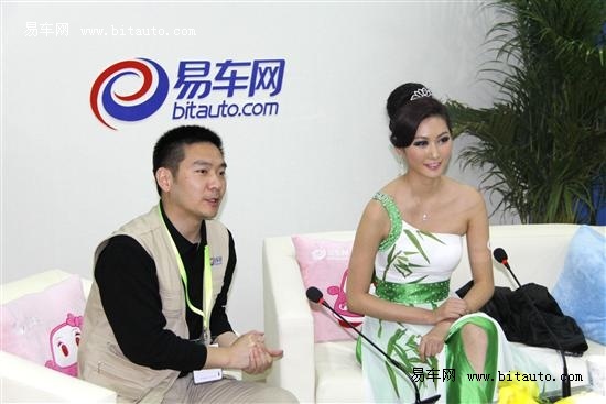 主持人:各位下午好,今天我们请来的是阿尔特的模特,她的名字叫程子卉.