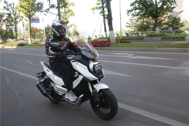 西安追风机车:国内首款adv踏板力帆kpv150已上市,到底香不香?