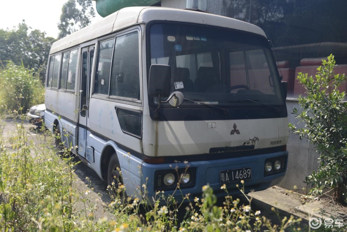 笔者在广东地区无意中寻觅到了一台被遗弃的三菱rosa中巴,虽然说已经