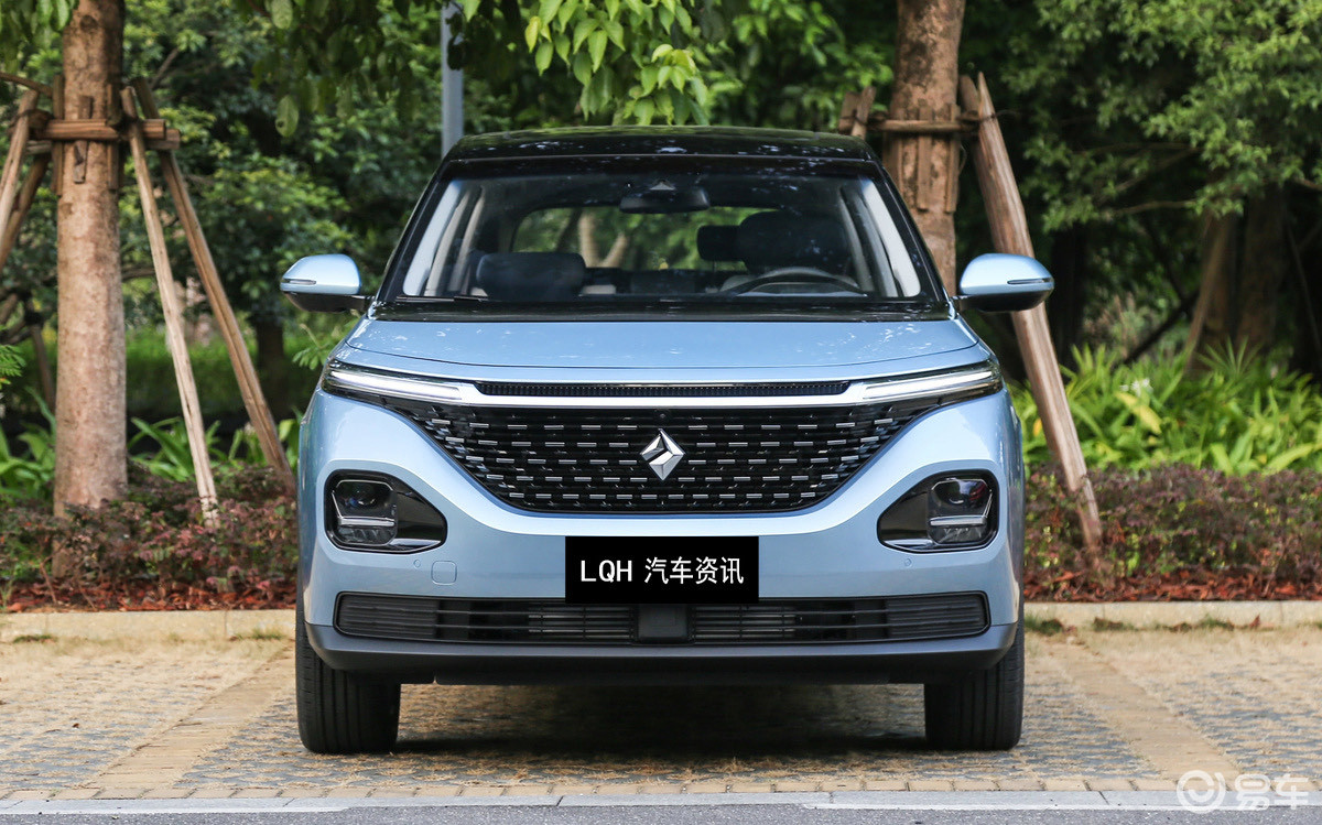 8万的新宝骏跨界suv配1025英寸液晶屏7座布局