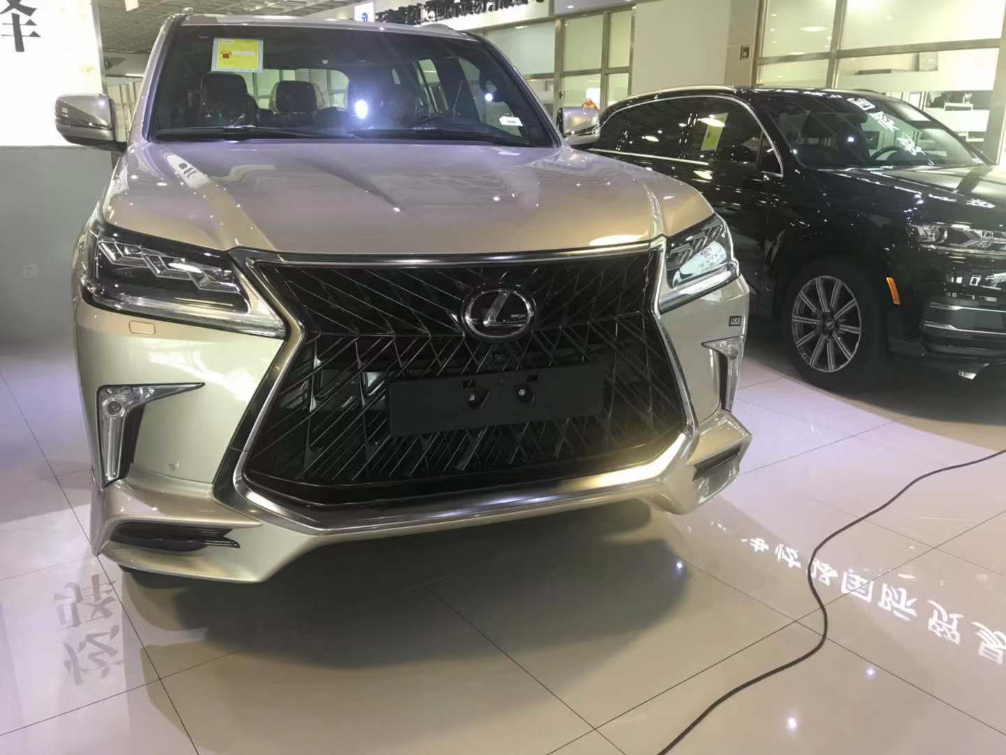 2019款雷克萨斯570平行进口金色八座越野车