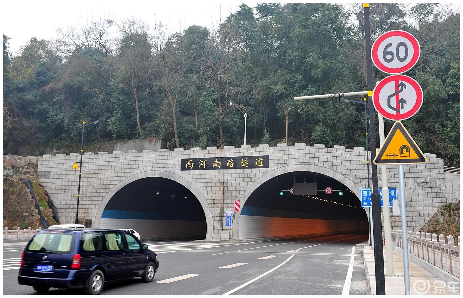 高速车速120突然限速60该踩刹车吗