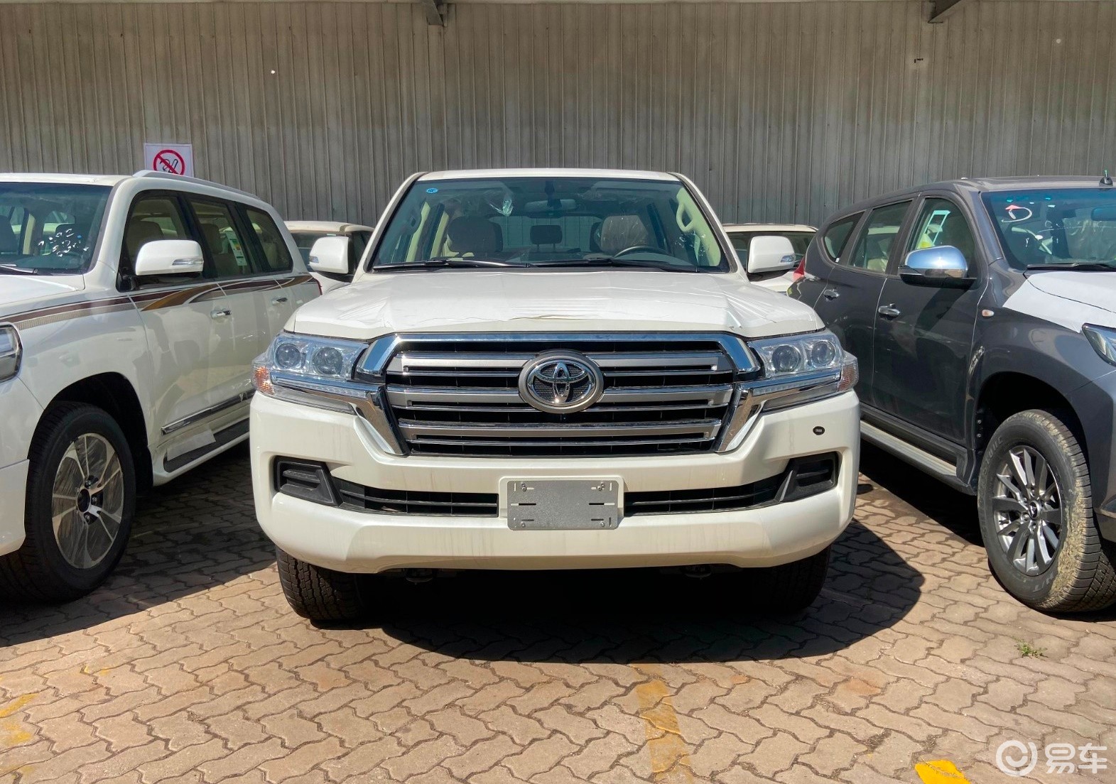 2020款酷路泽4000设计以庞大的车身为核心,棱角为主元 素.