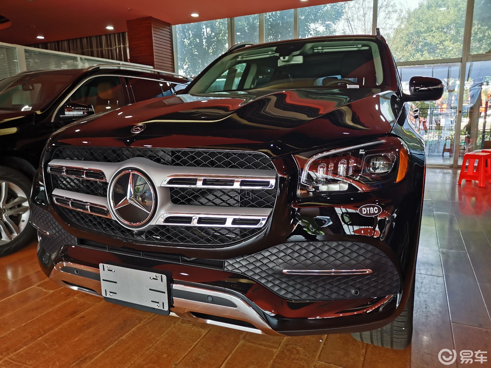 在奔驰采用全新命名规则后,推出了奔驰gls450这款suv,它实际上是中期