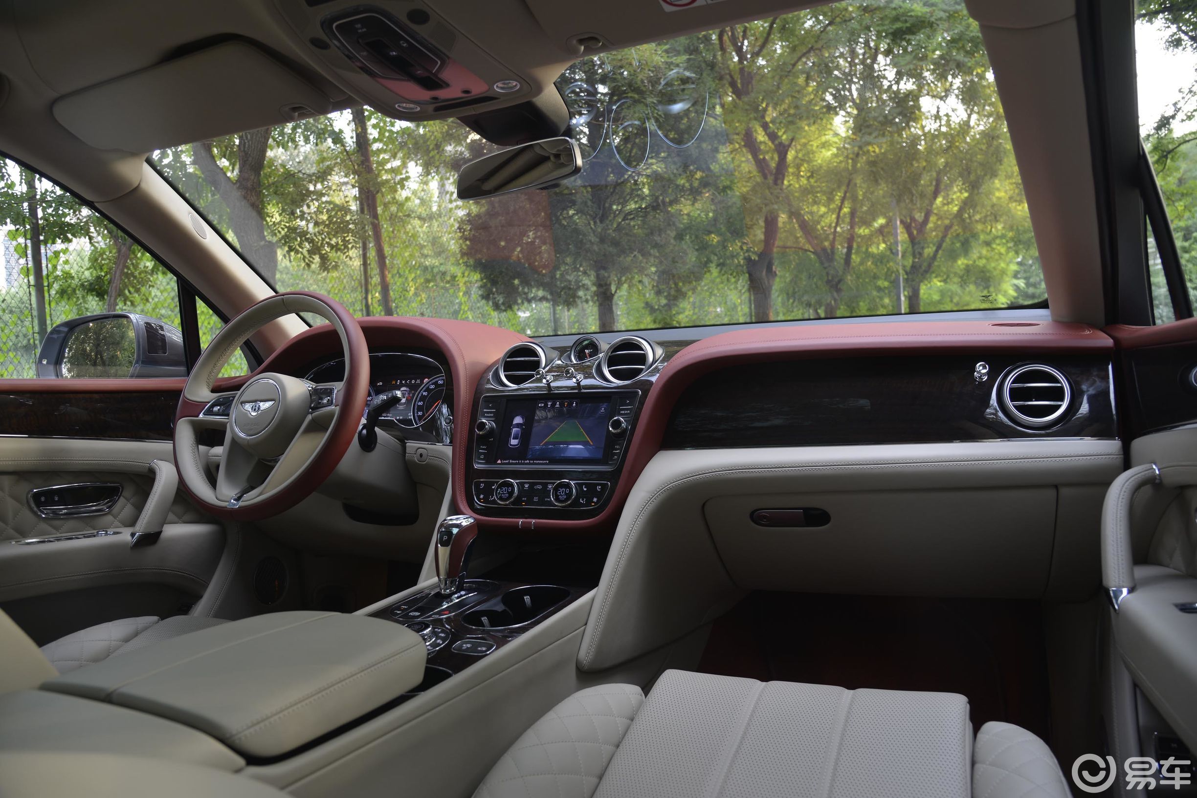 行进中的奢华宾利添越图片