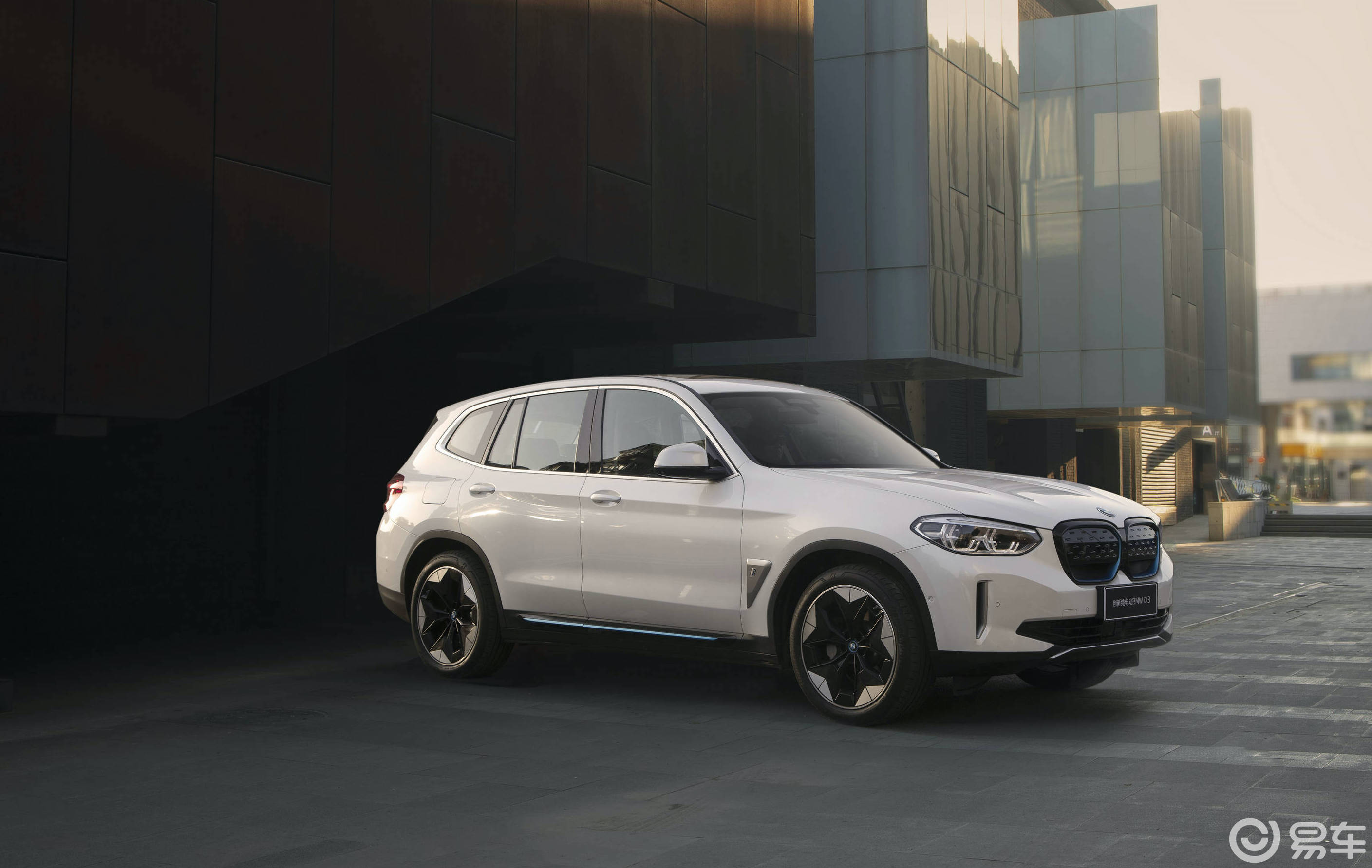 率先上市,并以中国沈阳为唯一生产基地出口海外,兑现了宝马"在中国,为