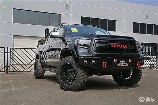 19款丰田坦途皮卡宽大硬朗的车身,粗犷有力,凸显豪车的风范,前脸明显