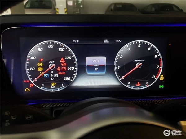 20款奔驰g63仪表盘和中控屏采用一种联屏设计,这也是它内饰的亮点之一