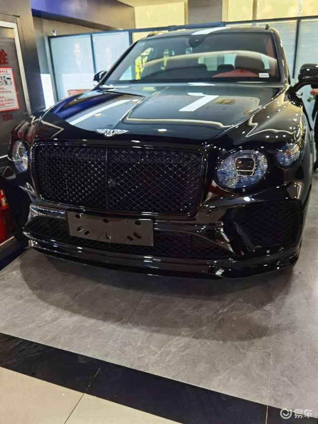 2021款宾利添越外观进行了大幅升级,车辆前部和后部的每块面板均经过