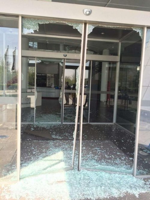 歌手陈红名下奔驰4s店被砸军人经商遭质疑