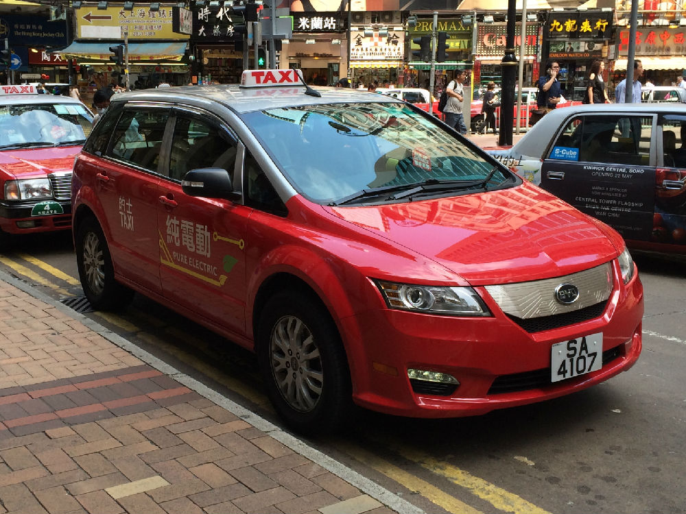 香港早些年引入電動巴士和電動的士試運營,推進商用車的電動化.