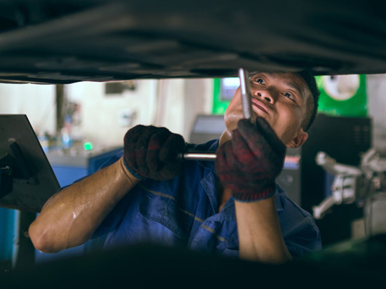 冬天到了向汽车修理工兄弟们道一声辛苦了