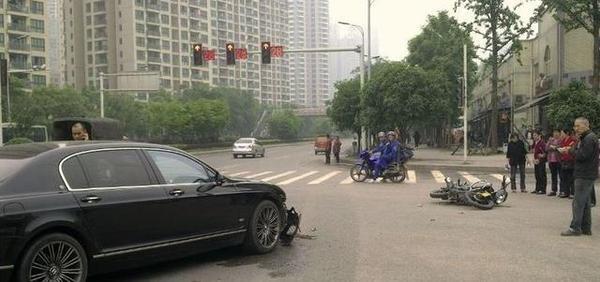 雅马哈夏利正面交锋夏利b柱被撞碎摩托车惹不起