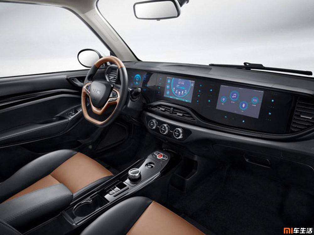 内饰部分三块液晶屏幕的出现十分惊喜,通过"多屏互联"技术第一次将副