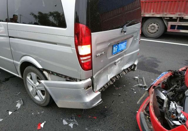 从车主提供的图片可以看到,被追尾的面包车损伤较小,只有后保险杠和后