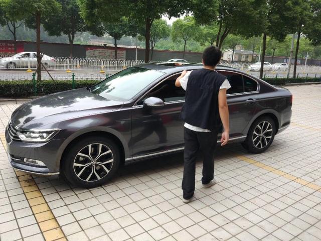 大众迈腾水晶钛灰车身改色 上身钢铁外衣