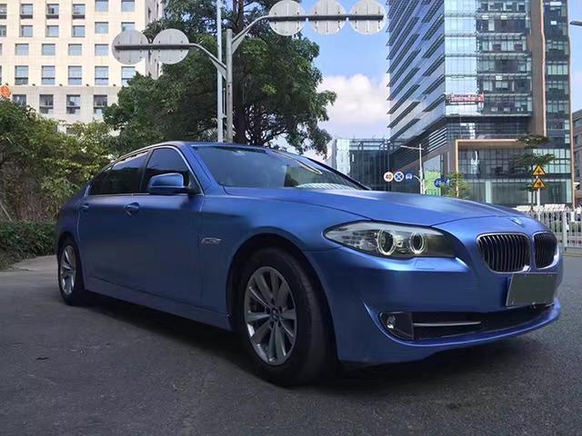 宝马5系电光清雾蓝车身改色贴膜效果图