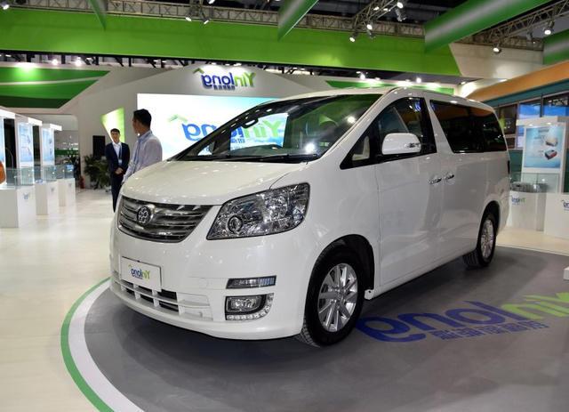 国产加长版埃尔法车长6米多载客10人霸气十足