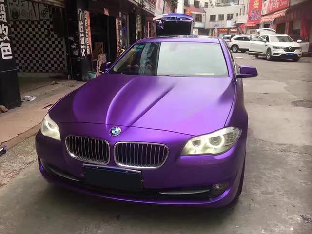 宝马525汽车车身改色电光紫贴膜效果 易车