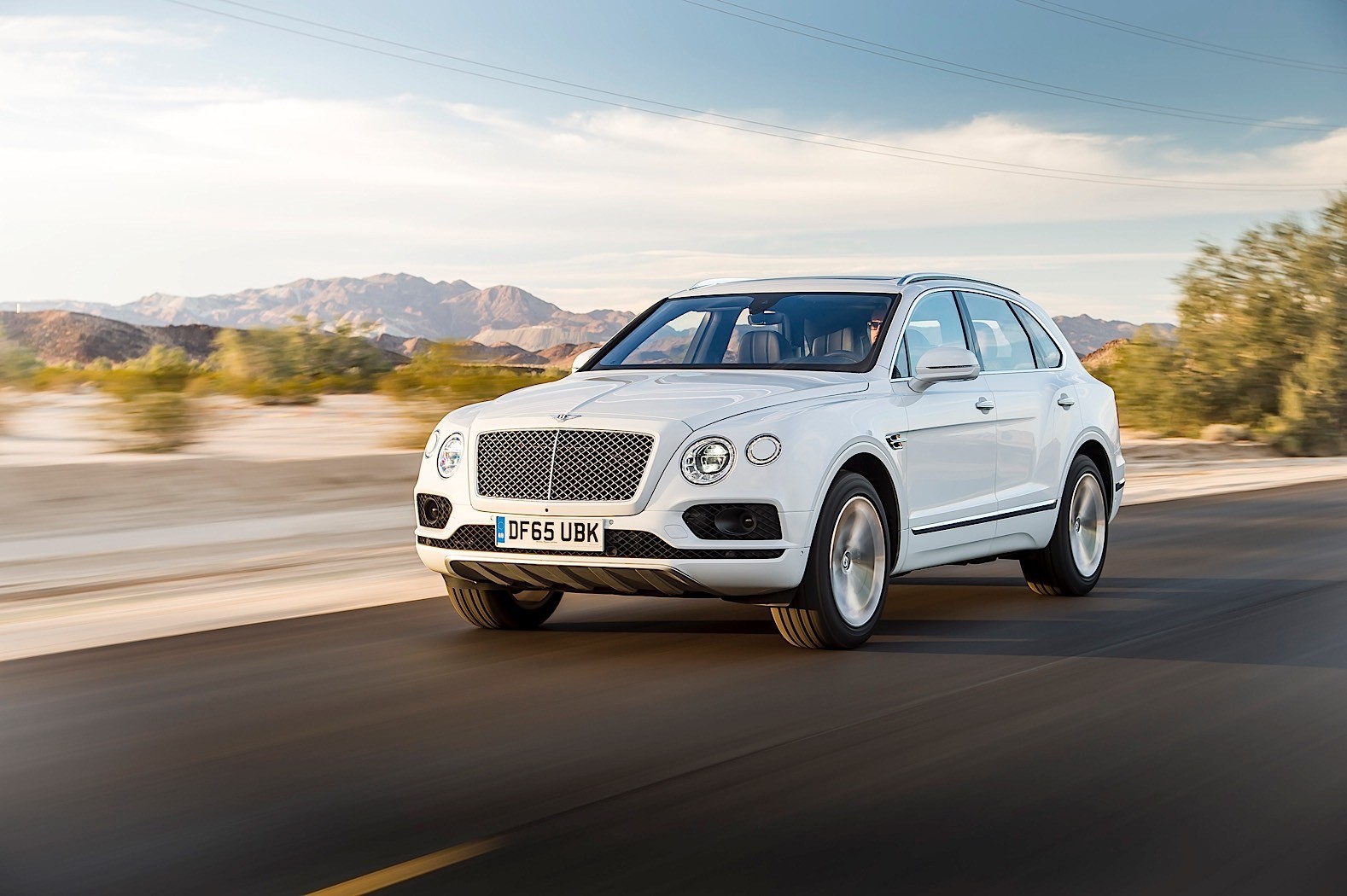 宾利suv外观霸气内饰时尚华贵