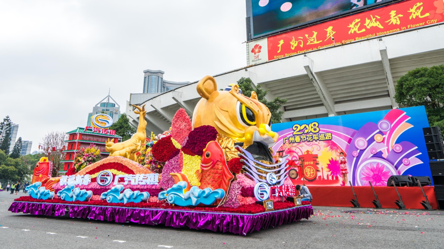 花车巡游盛启迎新年 祺 福新春打造鲜花嘉年 易车