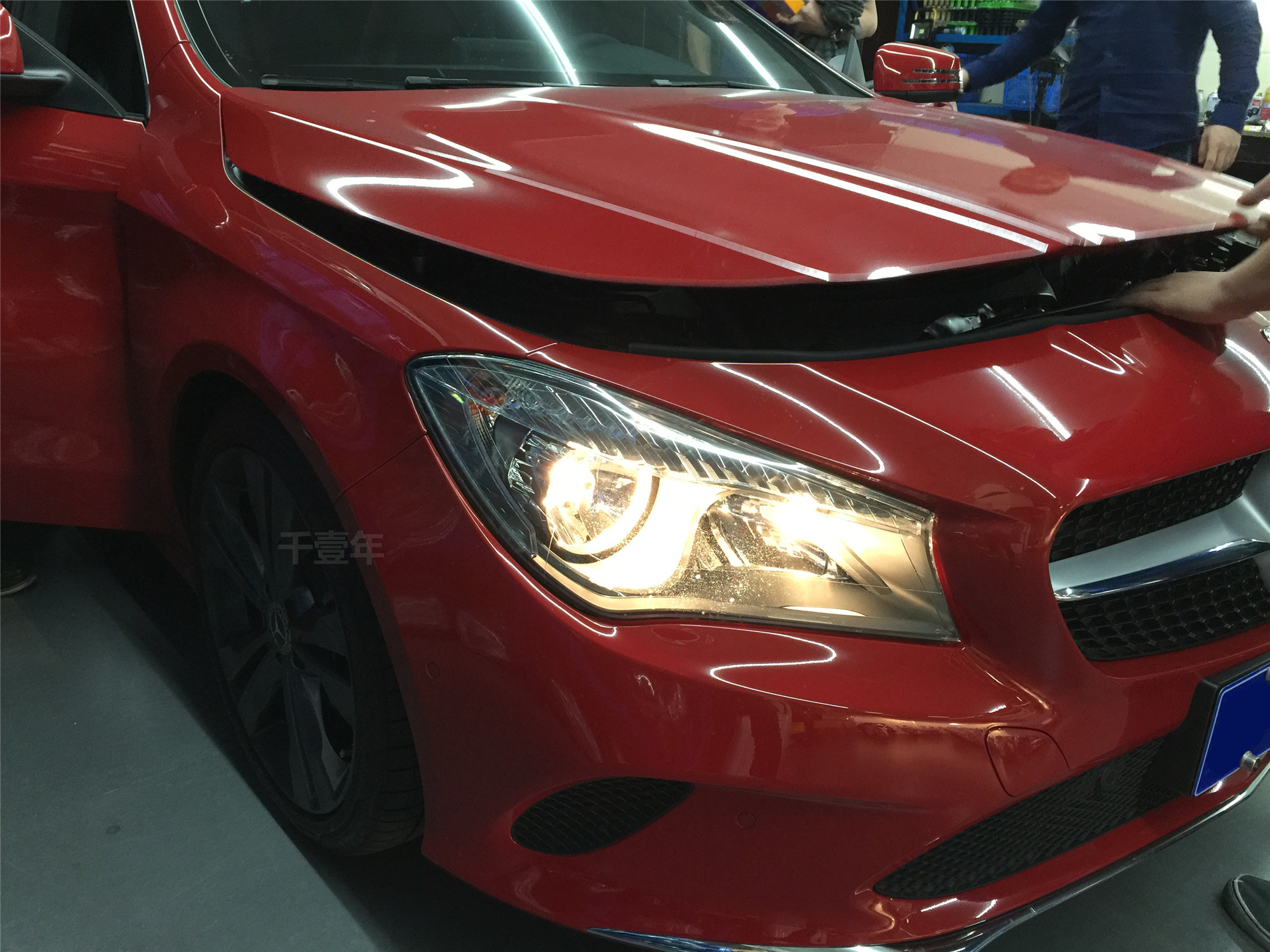 红色奔驰cla200卤素灯改装led大灯