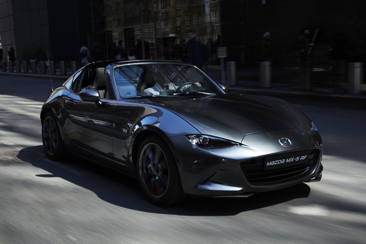 历经四代传承,马自达经典敞篷跑车mx-5完美诠释了不懈追求驾乘愉悦的