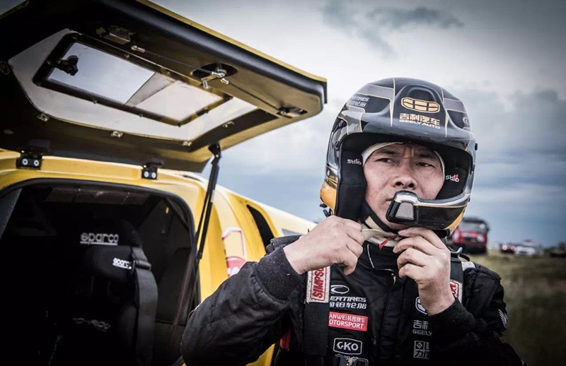 越野人物十年后韩魏回到故乡一步远望一步凭海临风