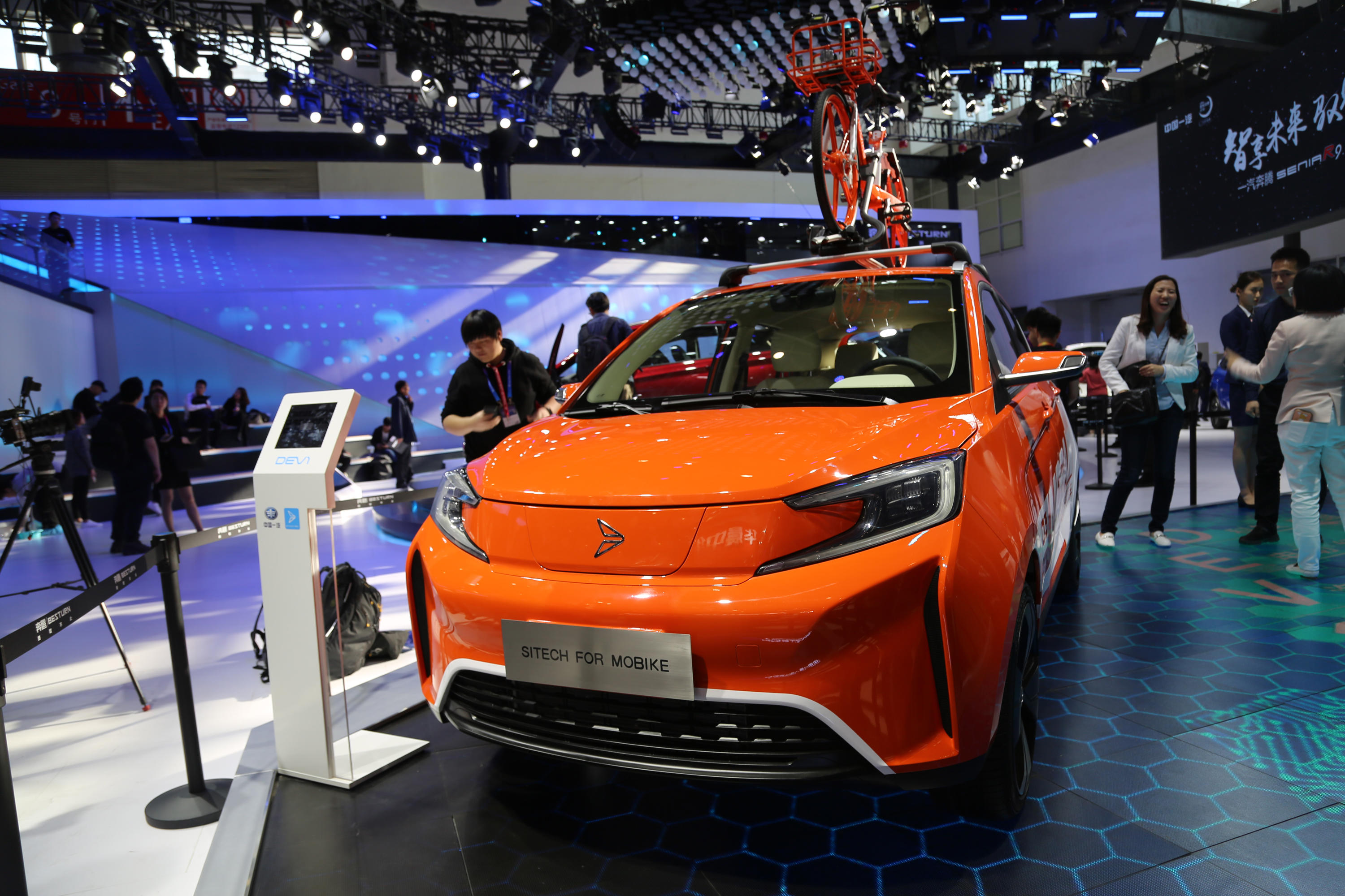 摩拜共享汽车来了新特dev1实拍