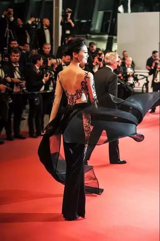 世界旅游小姐冠军赵欣携1号车市惊艳第71届戛纳国际电影节