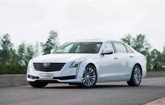 这车是凯迪拉克ct6plug-in,纯电动续航里程为80公里,油电混合版.
