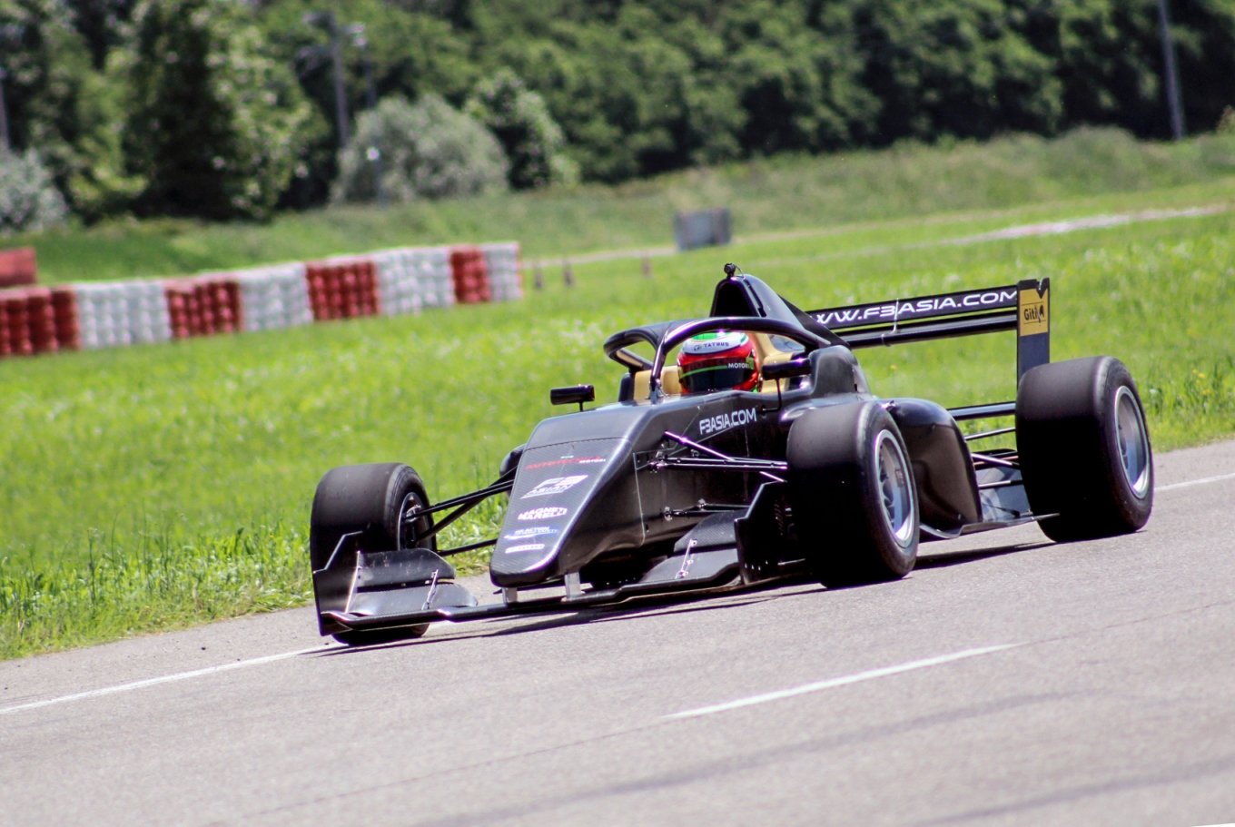 全新tatuusf3t318赛车试车成功