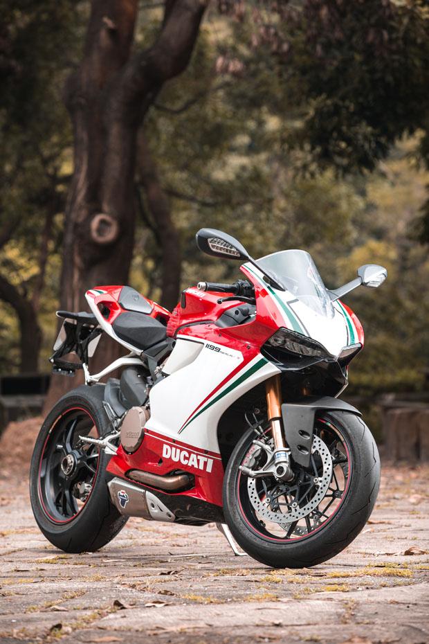 所以顶级配置1199才能享有杜卡迪1199是老款旗舰跑车1198的更新车型