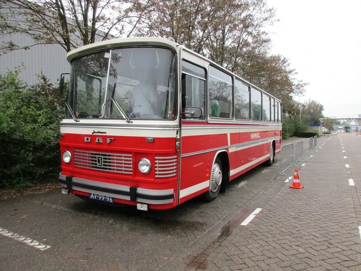 路边的经典1970年达夫jonckheere客车