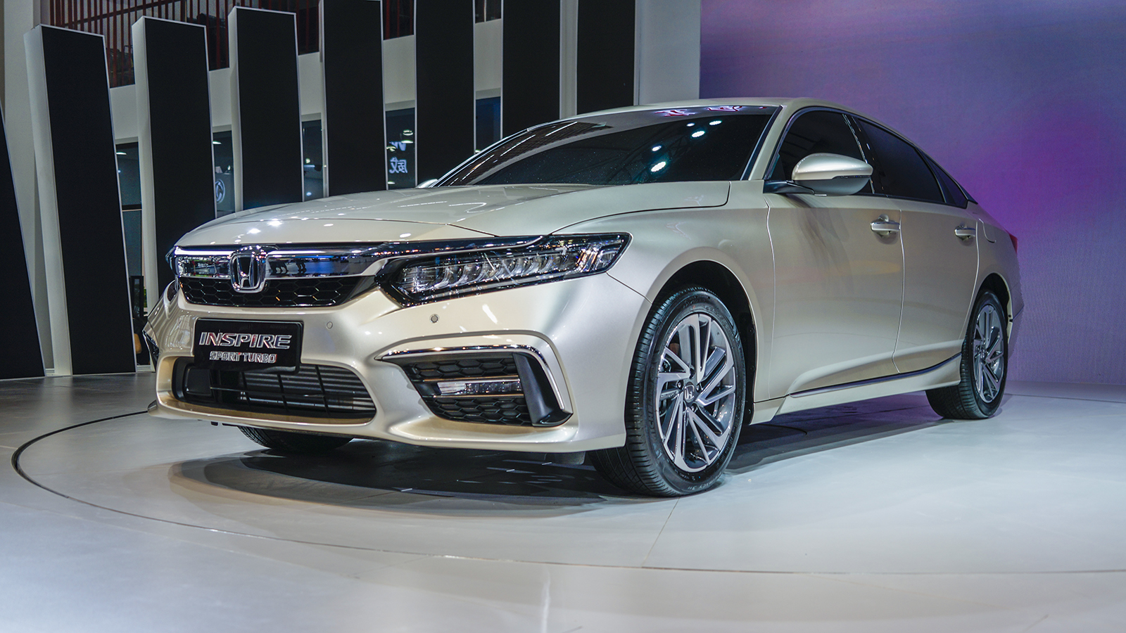 在成都车展上,东风本田终于将inspire面纱揭开,整体造型与之前在北京