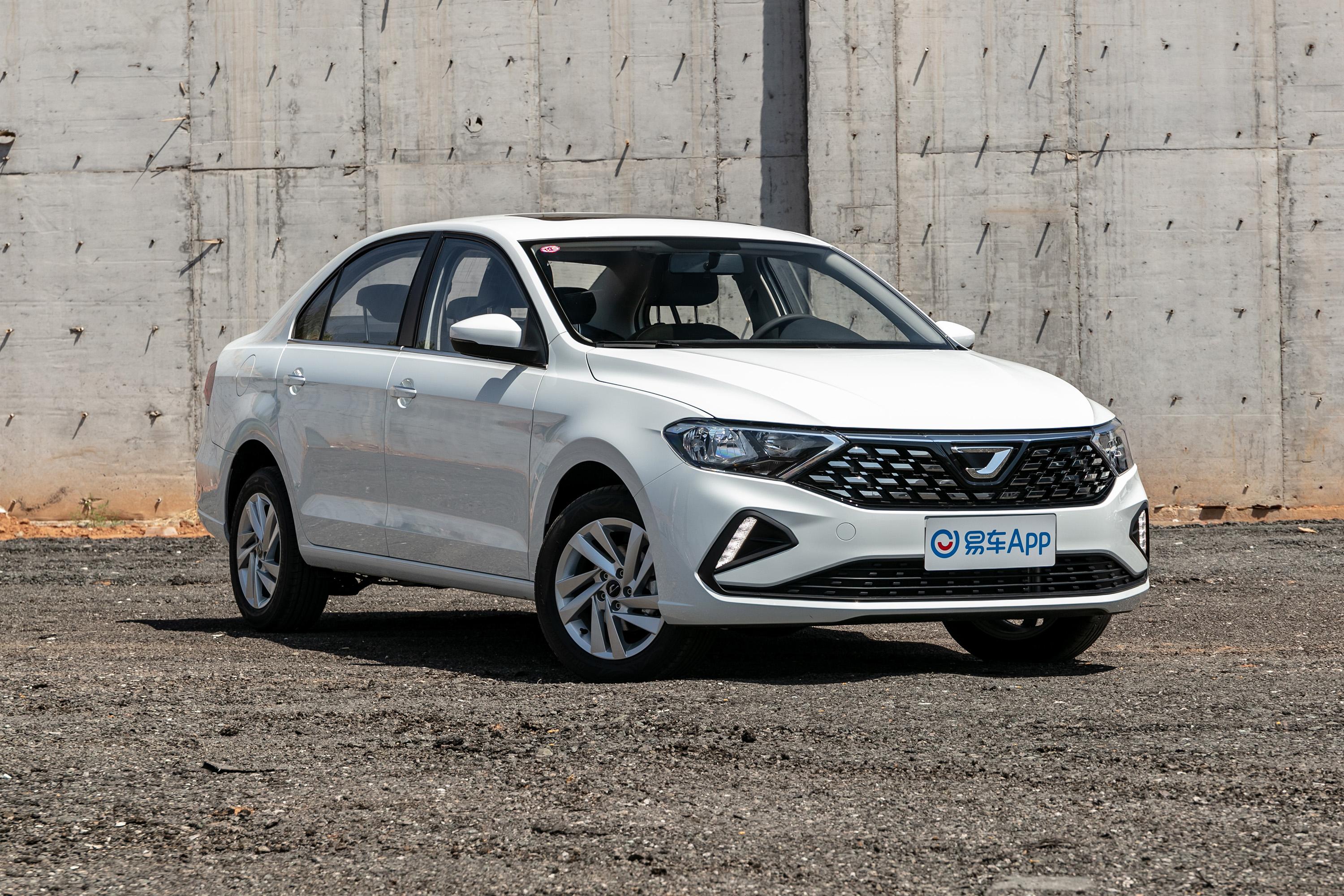 先来看下捷达va3的外观,捷达va3车头设计走了独特路线,搭配点阵式中网