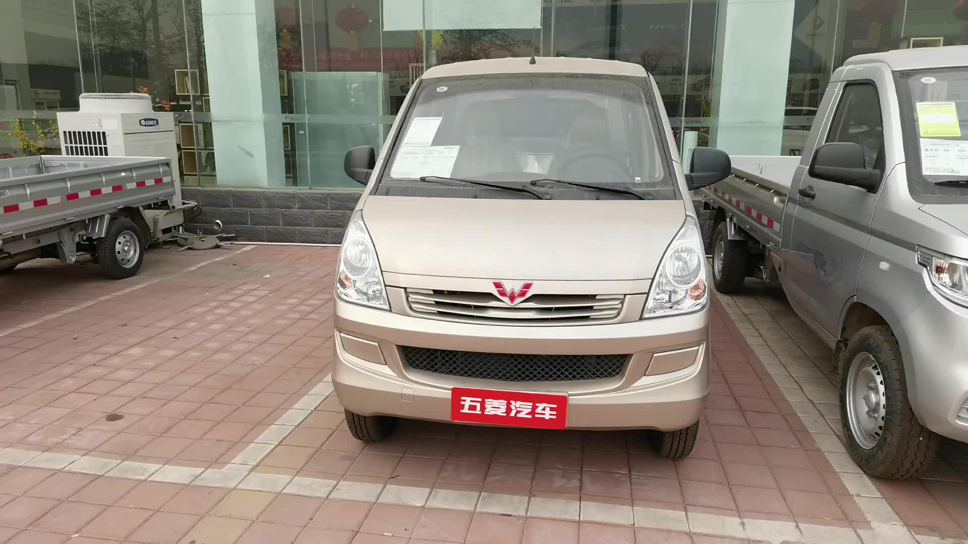 令人吃惊的五菱封窗货车荣光s来了3万多挣钱利器一看就很值