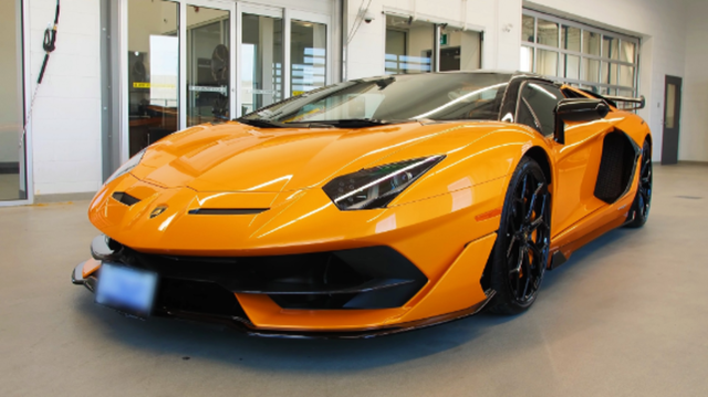 2021兰博基尼aventador svj匹配的颜色以自信的姿态吸引注意力