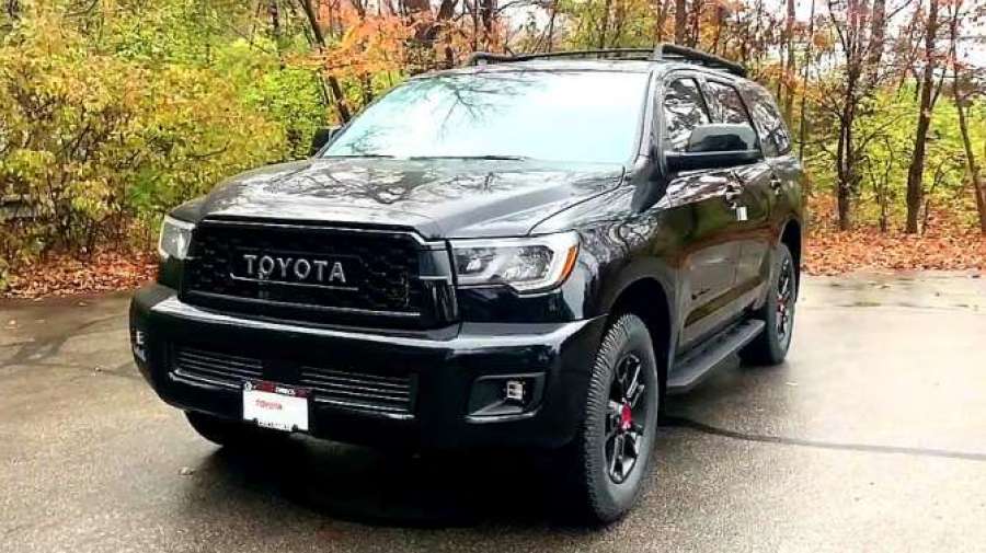 打开2020款丰田红杉后备箱放倒第三排座椅才知道啥叫人性化