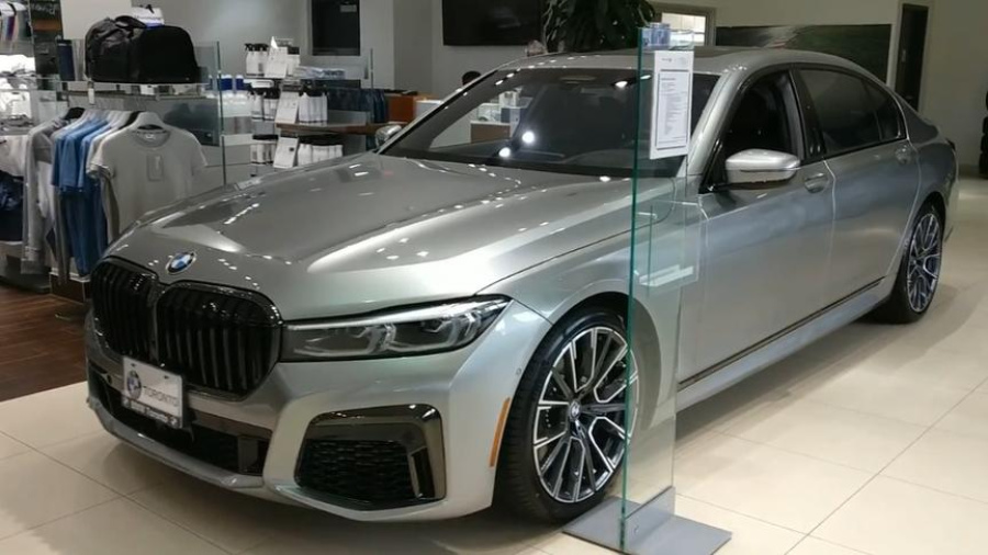 2020款宝马750li亮相大商场外观和内饰高清实拍