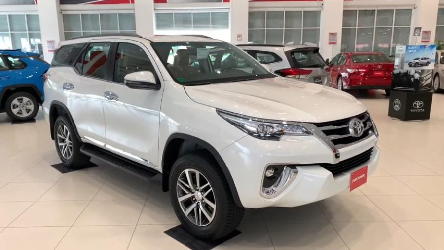 2020款丰田奔跑者v6到店展示车门打开