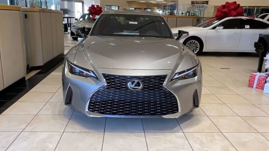 2021款雷克萨斯is300抢先实拍看到外观内饰后给个不喜欢理由