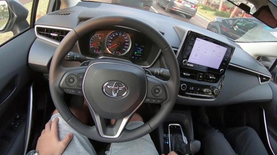 坐进丰田卡罗拉驾驶室,开车跑一圈,才知道视野有多宽阔!