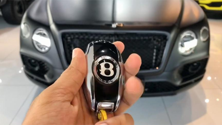 按下宾利添越车钥匙全方位展示后才知道啥叫豪车