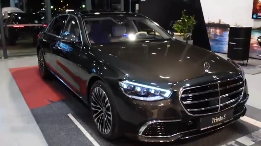 2021款奔驰s350到店实拍拿到钥匙亮起氛围灯