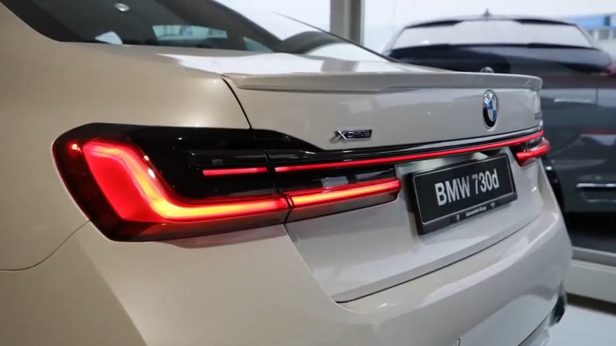 2021款宝马7系到店拿到钥匙亮起贯穿式尾灯