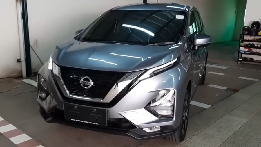 2020款日产骊威七座版实拍按下钥匙坐进第三排