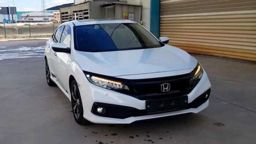 新提的白色本田思域,看着就是帅总是忍不住下车欣赏一番2020-12-26 13