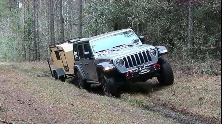 丛林中的jeep牧马人拖个拖车能力照样不减