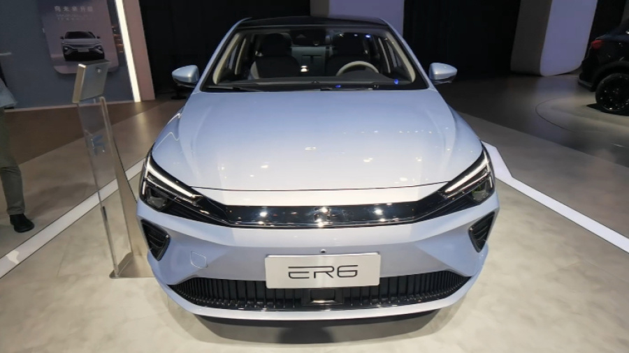 上海国际车展实拍上汽r汽车er6亮相圆润线条修长大灯